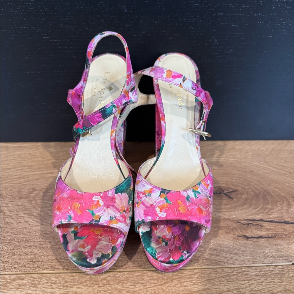 Used Kate Spade flower platform heels 6.5 B